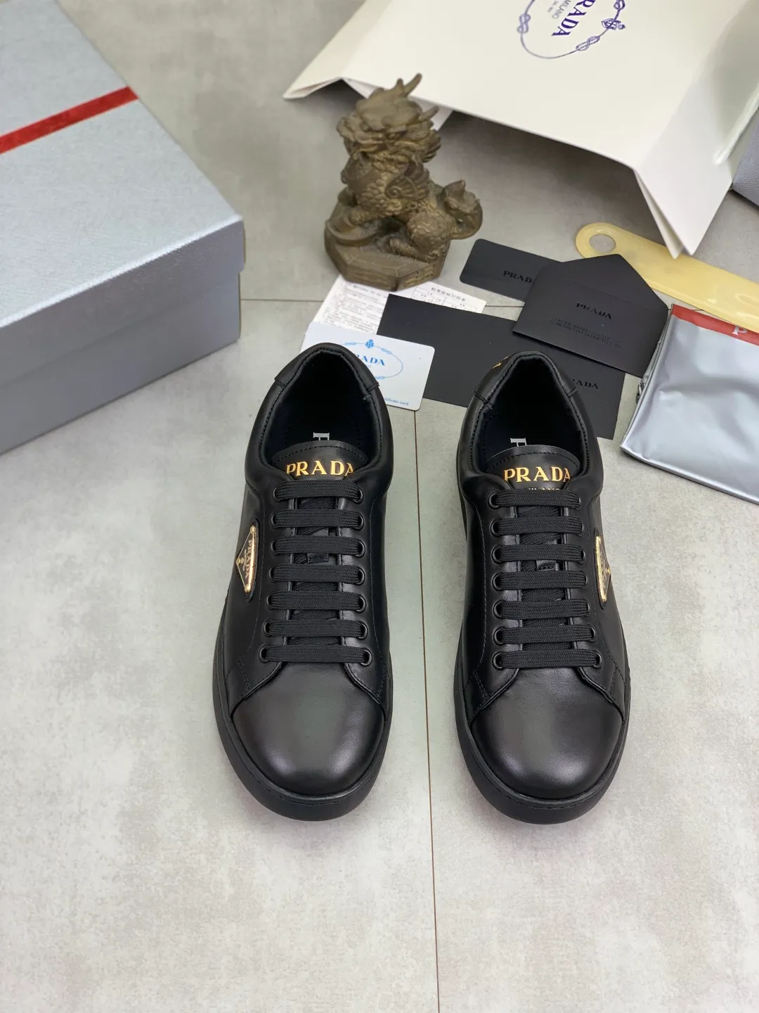 Men's shoes 💰P540💰【New model】The hot model is on the official website, 🆘 The trendy brand (Prada) mainly promotes the hot model, the avant-garde and versatile fashion men's shoes are privately modeled, the cowhide surface is spliced 1:1.. The fashion is simple, the original imported cowhide lining and the cowhide feet; the atmosphere and personality are more fashionable, eye-catching and pursuing class. It will subvert the old idea and be a must-have for fashion trendsetters with you! Must keep it for yourself! Tall and comfortable, large and low, high-end quality workmanship. Size: 38-45; 3️⃣colors available.